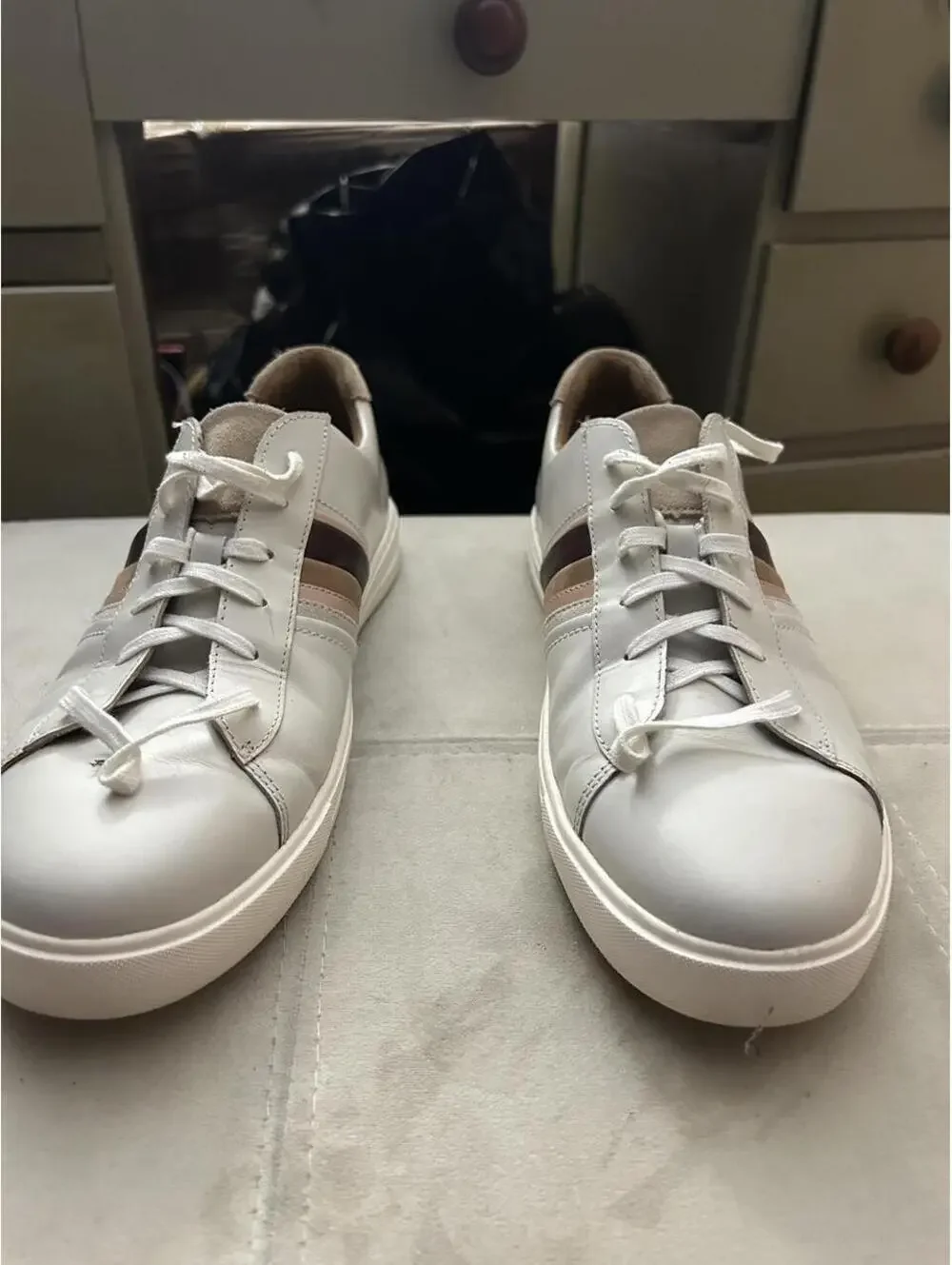 Clarks White leather sneakers with brown and beige stripes, size US 12
